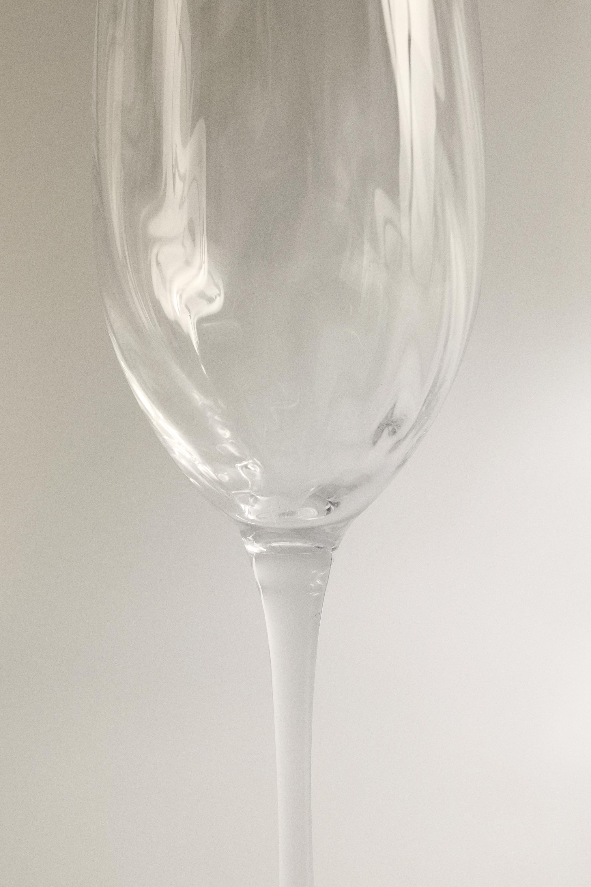CRYSTALLINE FLUTE GLASS WITH RAISED DESIGN